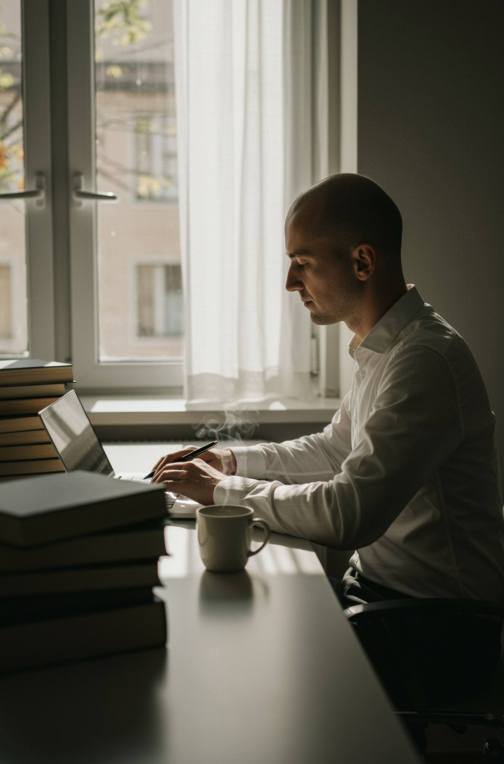 imagen14 "Freelancer trabajando en un escritorio minimalista con laptop, libros legales y café, en un ambiente tranquilo y luminoso."